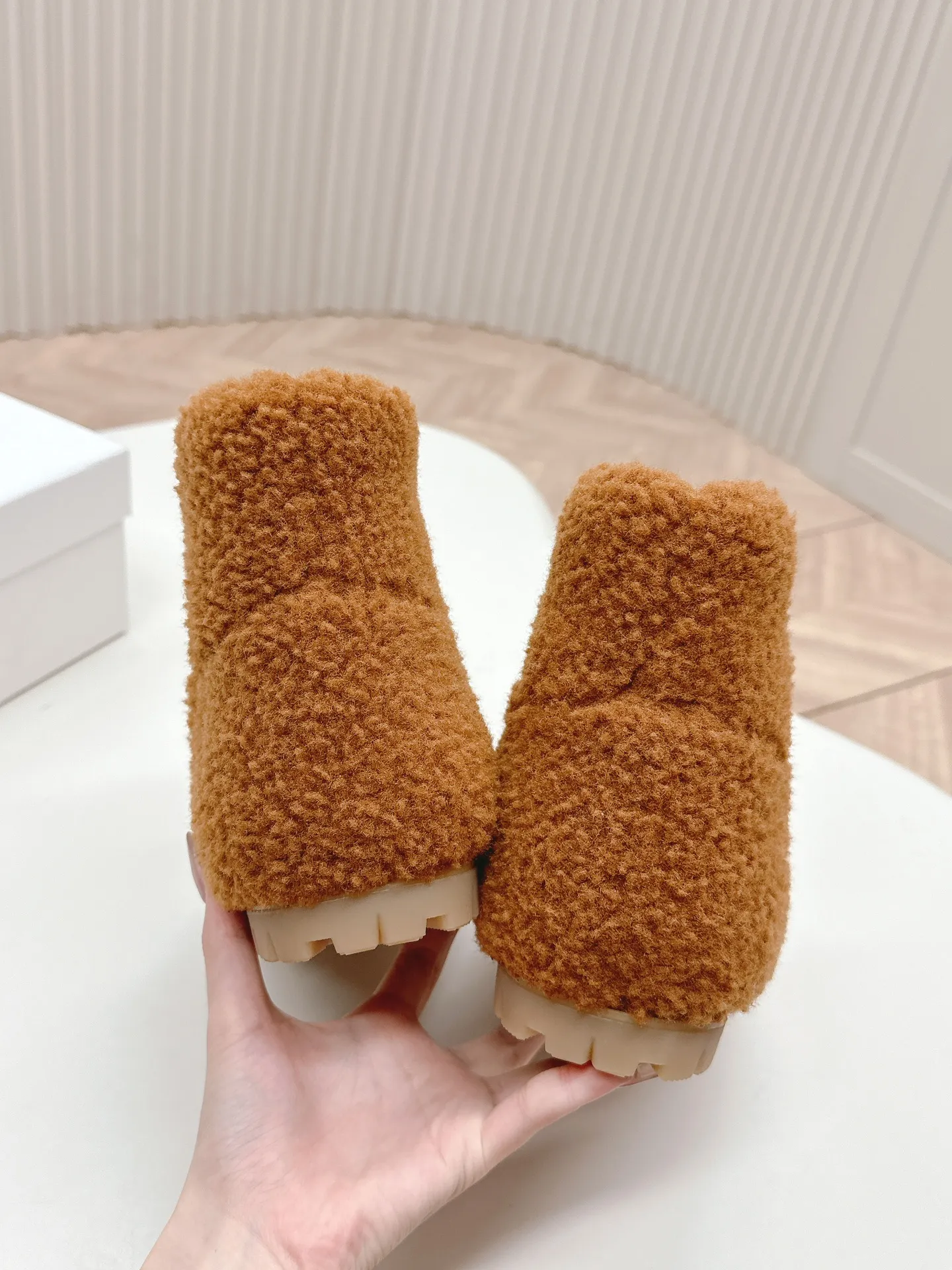👟👟Ex-factory price 560👟👟 Prada prada24 autumn and winter furry short boots snow boots． The classic triangle buckle is comfortable, cute, cute, fashionable, elegant and versatile. The wool is comfortable and soft, awakening the warmth of autumn and winter. Let you walk comfortably from morning to night. You can easily manage the changing seasons. Wool, original outsole! 35-40 yards